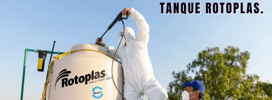 Imagen de técnicos realizando el mantenimiento y desinfección de un tanque Rotoplas para asegurar agua potable de calidad.