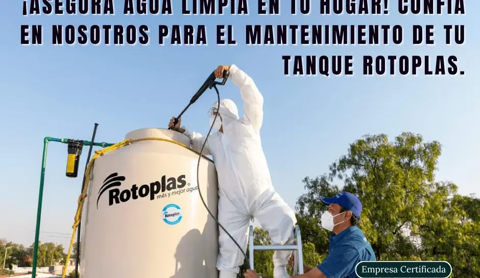 Imagen de técnicos realizando el mantenimiento y desinfección de un tanque Rotoplas para asegurar agua potable de calidad.