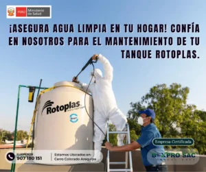 Imagen de técnicos realizando el mantenimiento y desinfección de un tanque Rotoplas para asegurar agua potable de calidad.