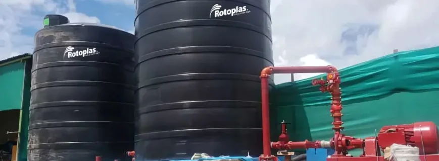Tanques industriales Rotoplas instalado en planta de almacenamiento industrial.
