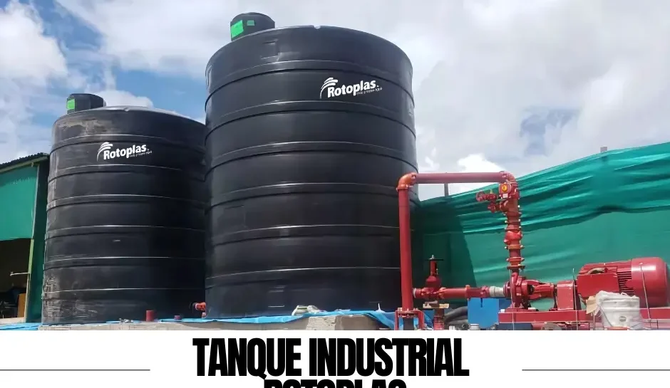Tanques industriales Rotoplas instalado en planta de almacenamiento industrial.