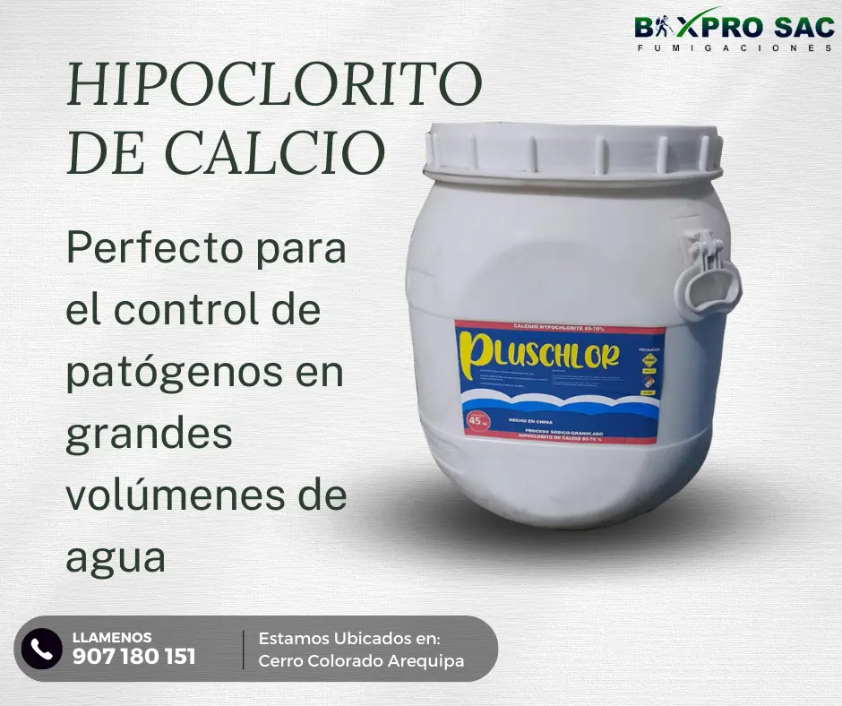 Aplicación de Hipoclorito de Calcio en piscina para eliminar bacterias.