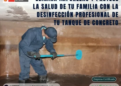 Operarios drenando el agua de un tanque de concreto.