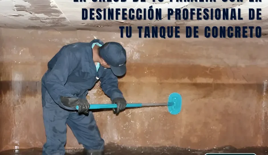 Operarios drenando el agua de un tanque de concreto.
