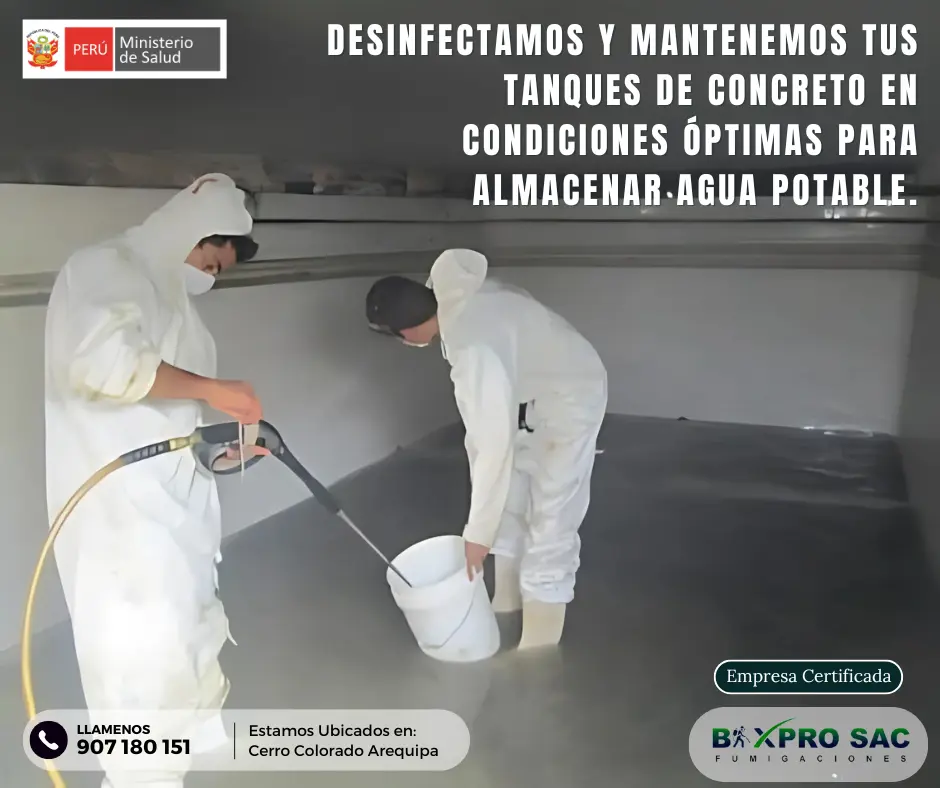 Técnico aplicando hipoclorito de sodio dentro del tanque.