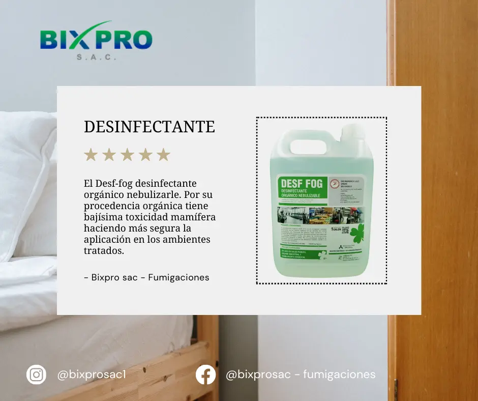 Trabajador aplicando Desf-Fog en una planta procesadora de alimentos.